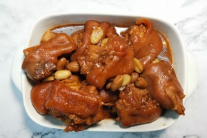 Pork Trotters with Fermented Red Beancurd 花生豬手
